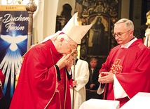 Ordynariusz łowicki całuje relikwiarz z cząstką kości błogosławionego.