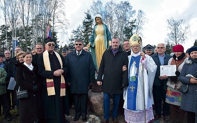 ▲	Podczas uroczystości obecni byli goście, inwestorzy, radni gminy na czele z wójtem oraz wielu mieszkańców.