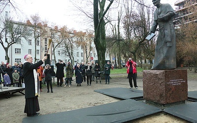 ▲	Monument poświęcił abp Stanisław Budzik, Wielki Kanclerz KUL. 