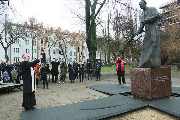 ▲	Monument poświęcił abp Stanisław Budzik, Wielki Kanclerz KUL. 