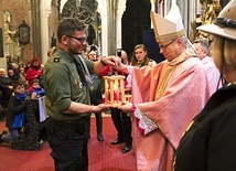 Światło zostało przekazane najpierw reprezentantom  Straży Miejskiej, a potem poszczególnym hufcom.