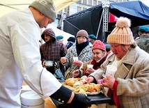 Dzielenie się z innymi pomnaża radość Bożego Narodzenia.