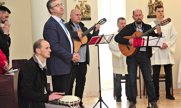 Organizatorzy dzielili się z zaproszonymi na rekolekcje darem braterstwa,  jaki przeżywają wspólnotowo, razem ewangelizując, działając i modląc się.