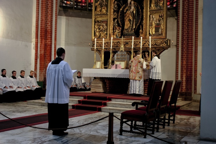 Róż radości i nowi ministranci