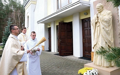 Rzeźbę Jana Pawła II poświęcił w czasie odpustu ks. dr Adam Sroka z WSD w Tarnowie.