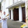 Rzeźbę Jana Pawła II poświęcił w czasie odpustu ks. dr Adam Sroka z WSD w Tarnowie.