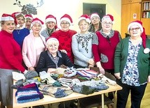 Członkinie koła lubią dziergać, szyć i pomagać.