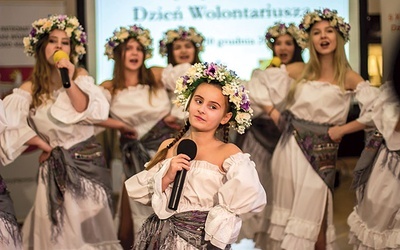 Podczas gali wystąpiły zespoły Szalone oraz Szalone Małolaty z Elbląga.