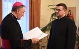 Bp Jeż wręcza nominację ks. Wojciechowi Wernerowi, proboszczowi par. Miłosierdzia Bożego w Brzesku