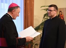 Bp Jeż wręcza nominację ks. Wojciechowi Wernerowi, proboszczowi par. Miłosierdzia Bożego w Brzesku