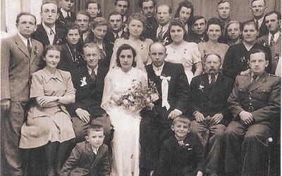 Na zdjęciu rodzinnym z archiwum B. Rogowskiego jest kilkunastu członków kozielskiego WiN.