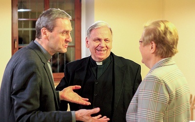 Biskup Jan Kopiec (w środku) w rozmowie z prof. Krystyną Czają (z prawej) i ks. prof. Marcinem Worbsem.