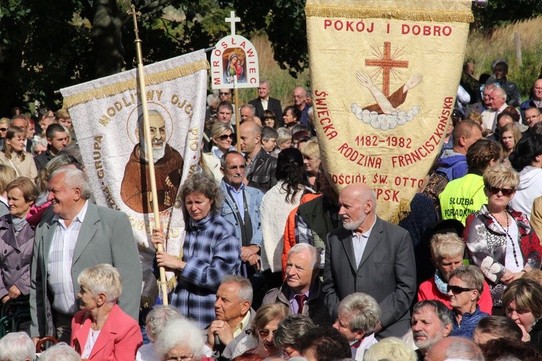 Pielgrzymi w skrzatuskim sanktuarium