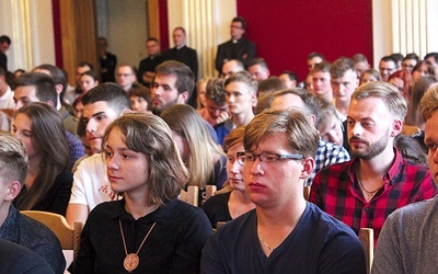 ▲	W tym roku odbył się  II Synod Młodych,  na którym liderzy ruchów i wspólnot dzielili się swoimi bolączkami i nadziejami, związanymi z życiem Kościoła.