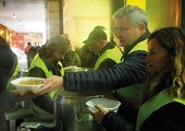 Kardynał Krajewski pod metrem Termini osobiście nalewa zupę potrzebującym.