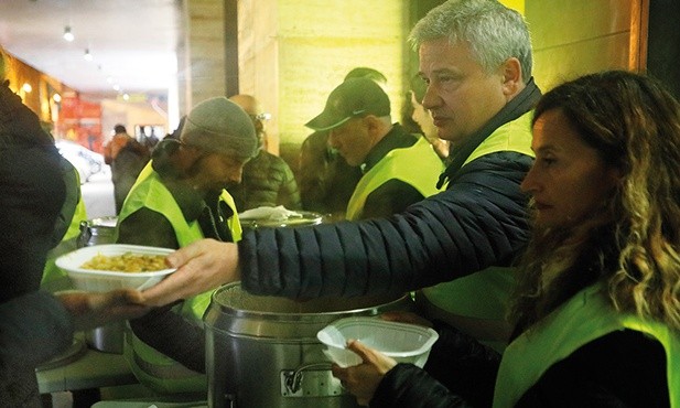 Kardynał Krajewski pod metrem Termini osobiście nalewa zupę potrzebującym.