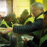 Kardynał Krajewski pod metrem Termini osobiście nalewa zupę potrzebującym.