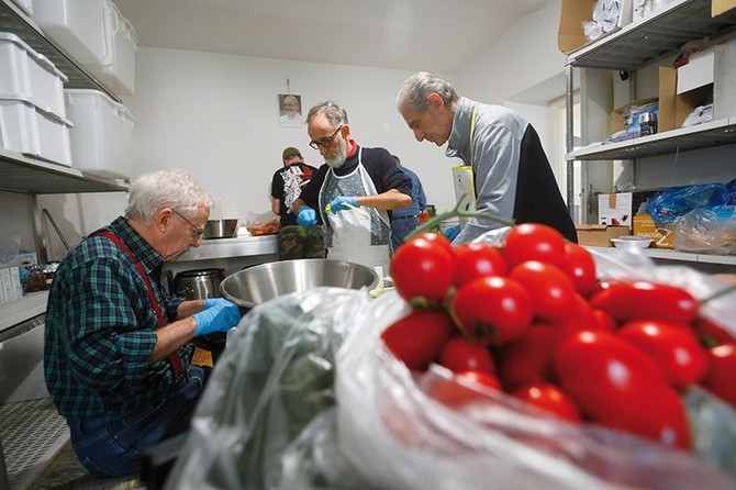 Od lewej Renzo, Mauro i Florindo perefkcyjnie kroją warzywa  do minestrone.