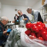 Od lewej Renzo, Mauro i Florindo perefkcyjnie kroją warzywa  do minestrone.
