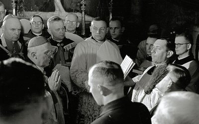 Abp Jałbrzykowski odprawia Mszę św.  podczas pogrzebu kard. Augusta Hlonda.