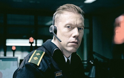 Bohaterem „Winnych” jest Asger Holm (w tej roli Jakob Cedergren), policjant pełniący dyżur przy telefonie alarmowym.