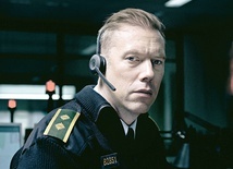 Bohaterem „Winnych” jest Asger Holm (w tej roli Jakob Cedergren), policjant pełniący dyżur przy telefonie alarmowym.