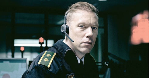 Bohaterem „Winnych” jest Asger Holm (w tej roli Jakob Cedergren), policjant pełniący dyżur przy telefonie alarmowym.