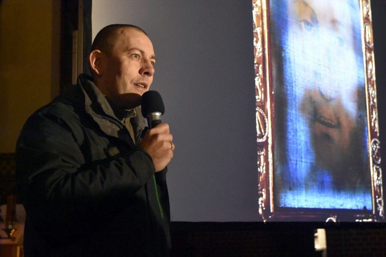 Lech Dokowicz w czasie głoszenia konferencji w Żarowie.