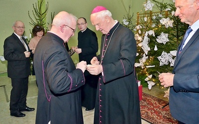 Biskup składający życzenia w Jedlinie-Zdroju.