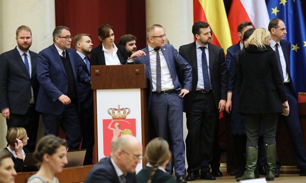 Radni PiS ws. Rady Miasta nt. bonifikaty: Skandal, opozycja nie może zabrać głosu