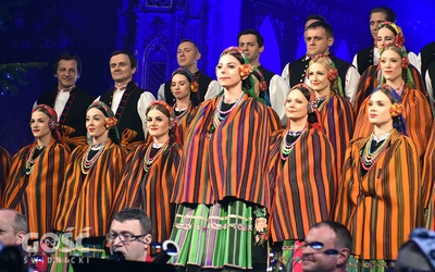 Chór "Mazowsza" w czasie występu w Strzegomiu