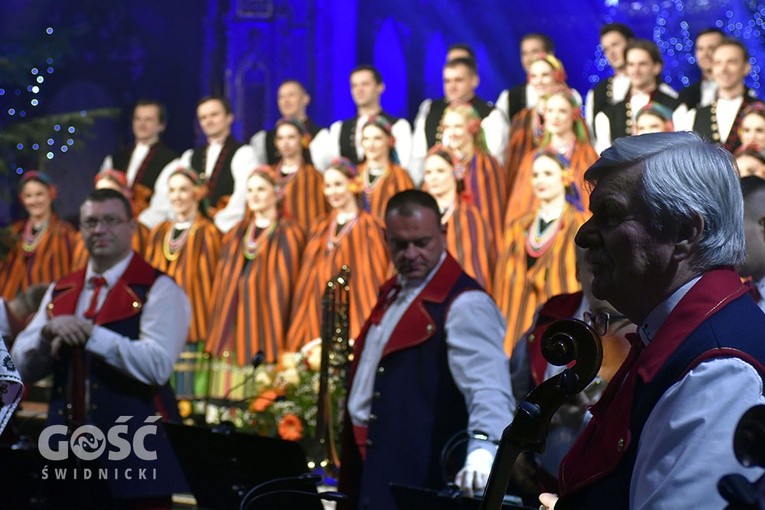 Koncert zespołów "Kostrzanie" i "Mazowsze" w Bazylice Mniejszej