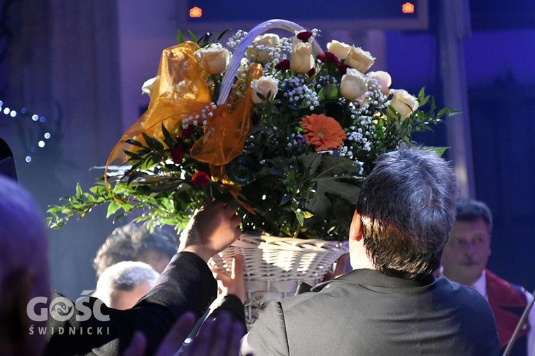 Koncert zespołów "Kostrzanie" i "Mazowsze" w Bazylice Mniejszej