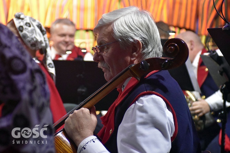 Koncert zespołów "Kostrzanie" i "Mazowsze" w Bazylice Mniejszej