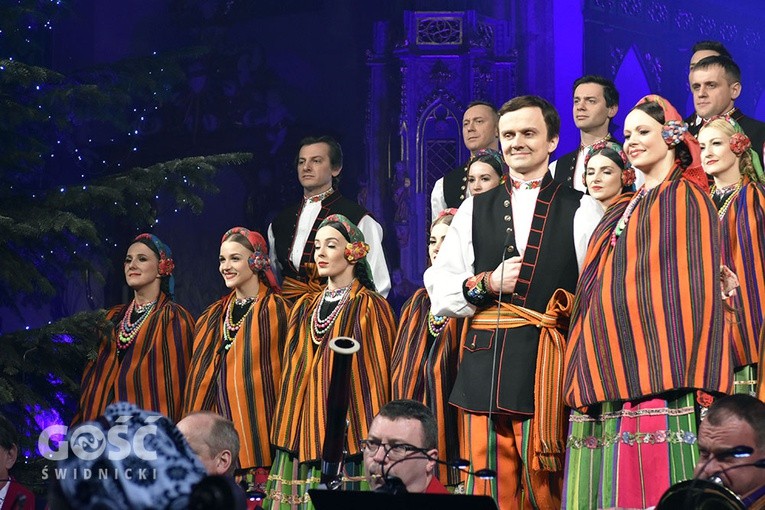 Koncert zespołów "Kostrzanie" i "Mazowsze" w Bazylice Mniejszej