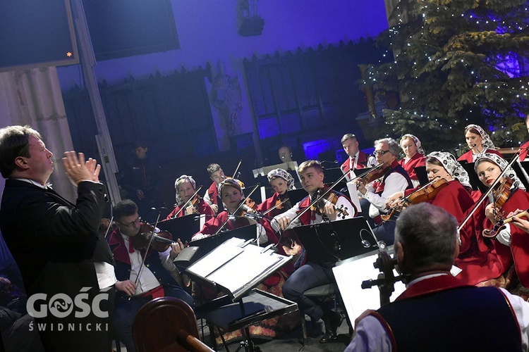 Koncert zespołów "Kostrzanie" i "Mazowsze" w Bazylice Mniejszej