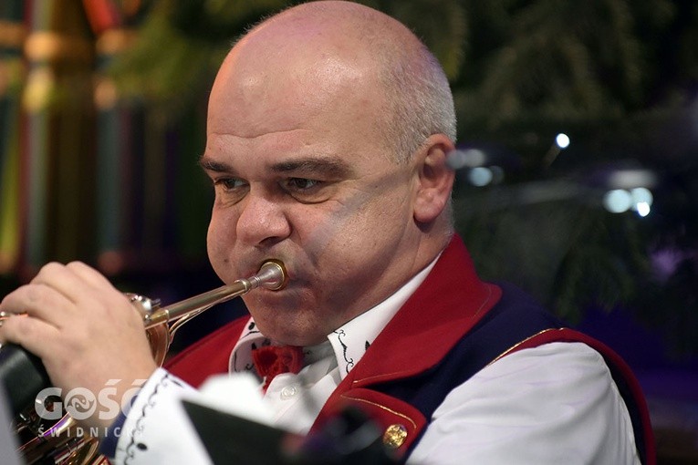 Koncert zespołów "Kostrzanie" i "Mazowsze" w Bazylice Mniejszej