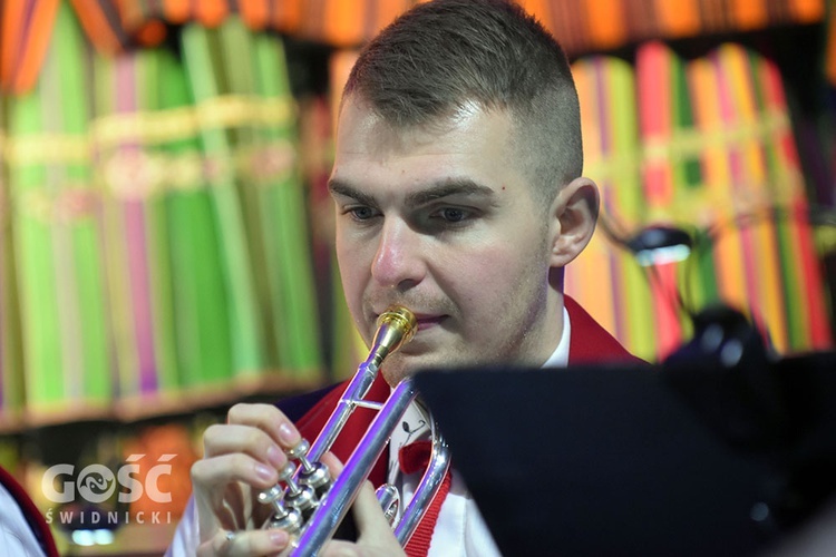 Koncert zespołów "Kostrzanie" i "Mazowsze" w Bazylice Mniejszej