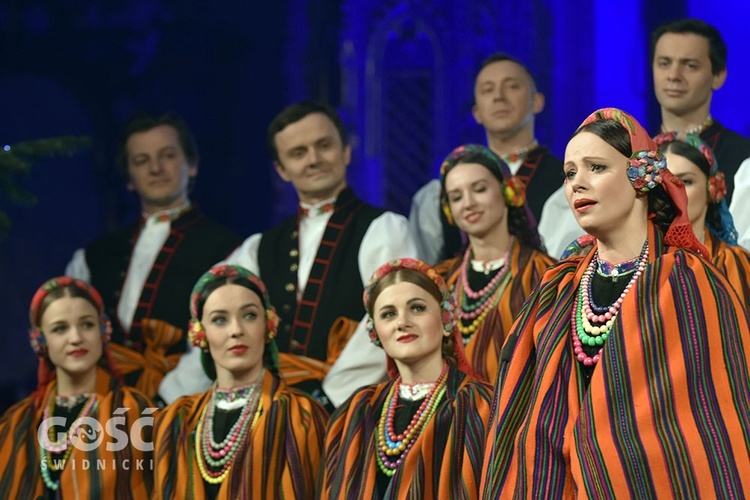 Koncert zespołów "Kostrzanie" i "Mazowsze" w Bazylice Mniejszej