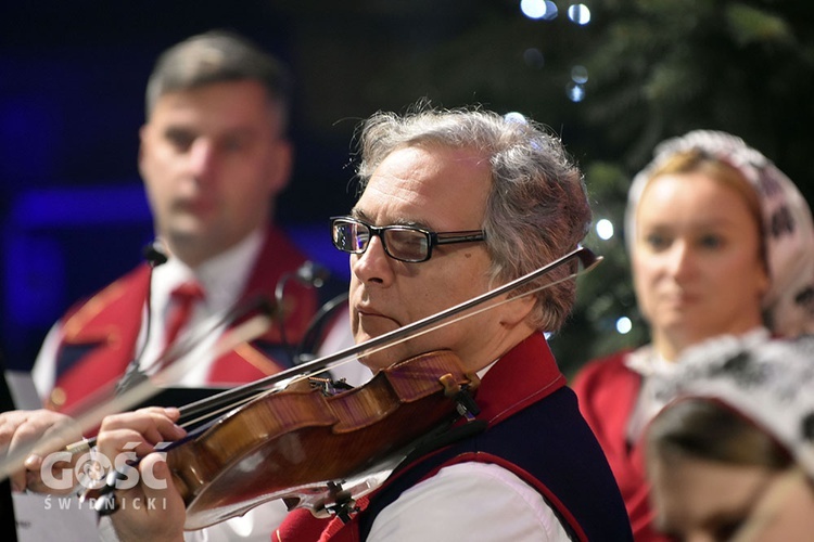 Koncert zespołów "Kostrzanie" i "Mazowsze" w Bazylice Mniejszej