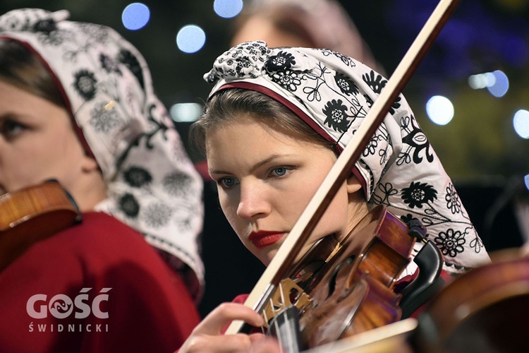 Koncert zespołów "Kostrzanie" i "Mazowsze" w Bazylice Mniejszej