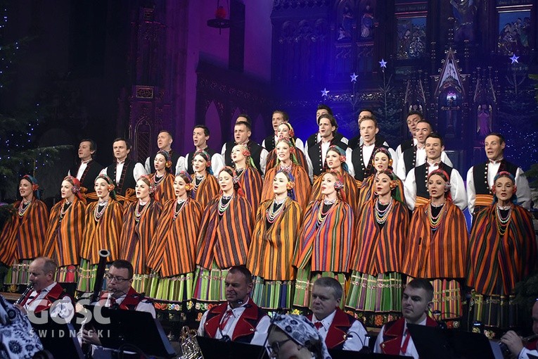 Koncert zespołów "Kostrzanie" i "Mazowsze" w Bazylice Mniejszej