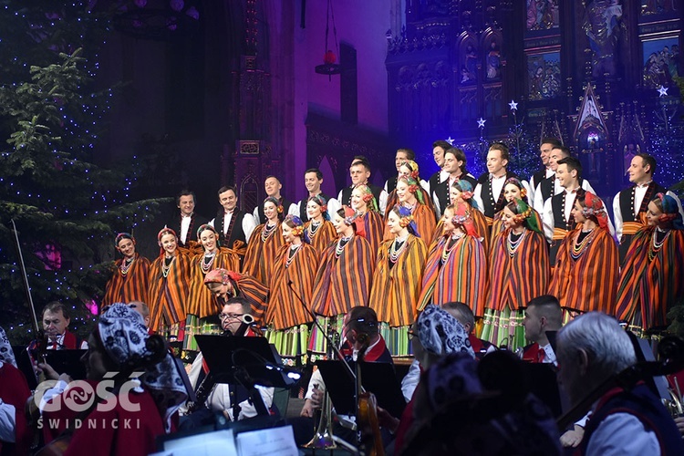 Koncert zespołów "Kostrzanie" i "Mazowsze" w Bazylice Mniejszej