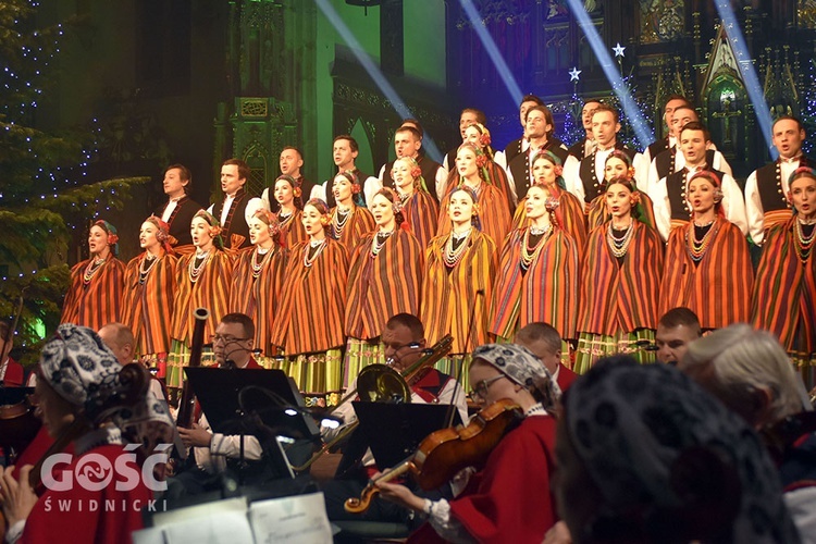 Koncert zespołów "Kostrzanie" i "Mazowsze" w Bazylice Mniejszej