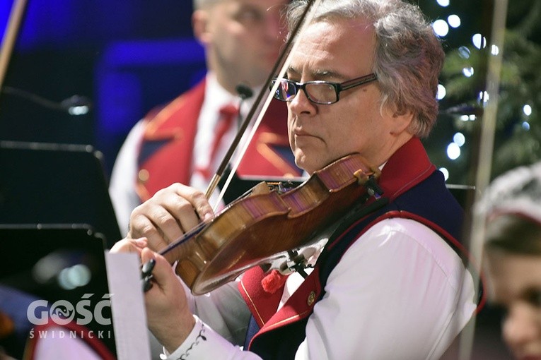 Koncert zespołów "Kostrzanie" i "Mazowsze" w Bazylice Mniejszej