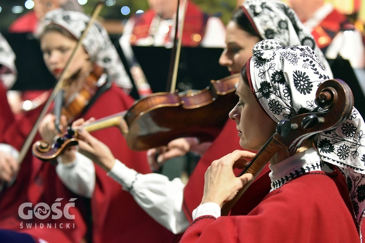 Koncert zespołów "Kostrzanie" i "Mazowsze" w Bazylice Mniejszej