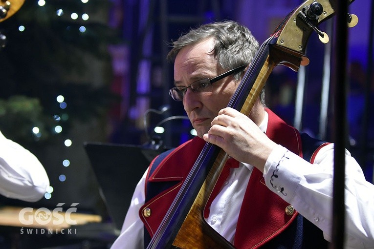 Koncert zespołów "Kostrzanie" i "Mazowsze" w Bazylice Mniejszej