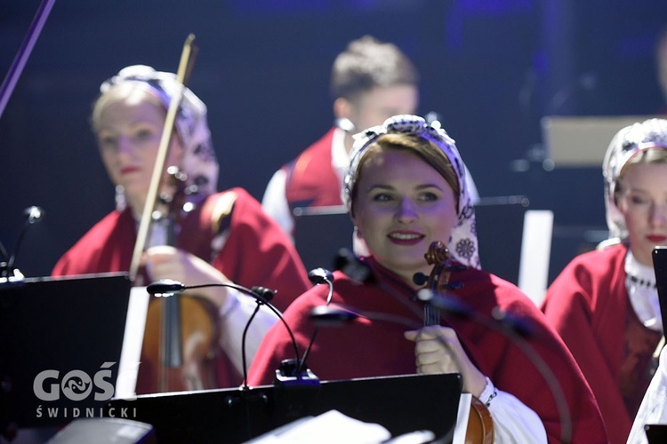 Koncert zespołów "Kostrzanie" i "Mazowsze" w Bazylice Mniejszej