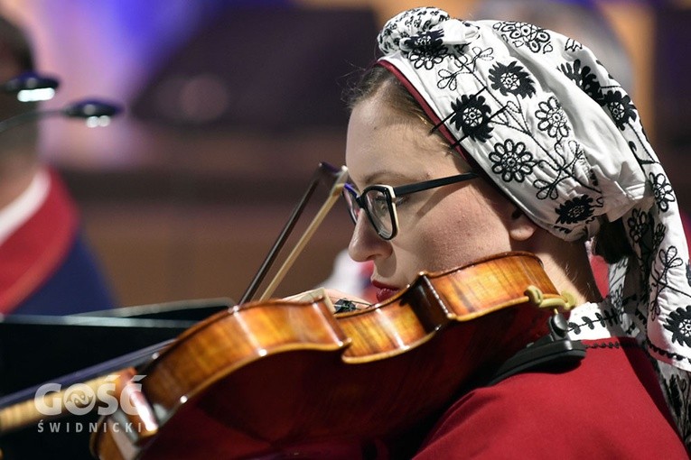 Koncert zespołów "Kostrzanie" i "Mazowsze" w Bazylice Mniejszej