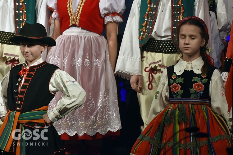 Koncert zespołów "Kostrzanie" i "Mazowsze" w Bazylice Mniejszej